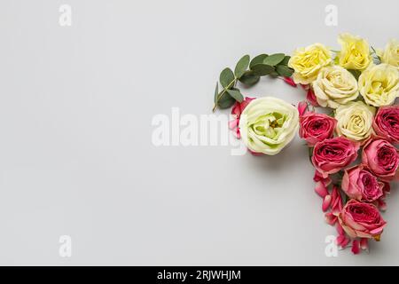 Utero fatto di bellissimi fiori su sfondo chiaro Foto Stock