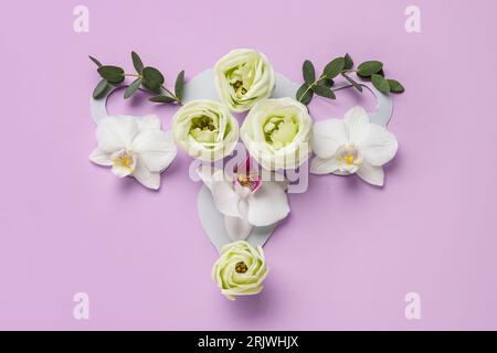 Utero fatto di bellissimi fiori su sfondo viola Foto Stock