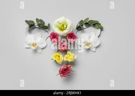 Utero fatto di bellissimi fiori su sfondo chiaro Foto Stock
