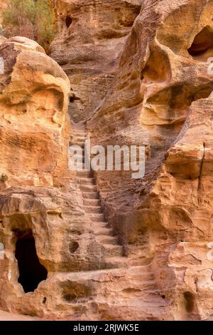 Wadi Musa, Jordan rocce e la scala vista a Little Petra, Siq al-Barid Foto Stock