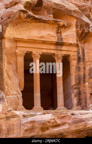 Edifici scavati nella piccola Petra a Siq al-Barid, Wadi Musa, Giordania Foto Stock