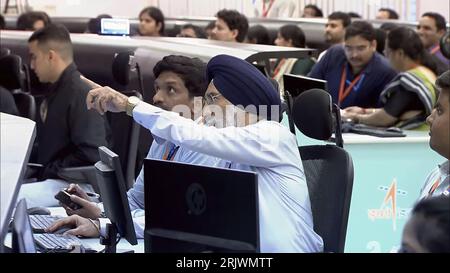 Bengaluru, India. 23 agosto 2023. Gli scienziati dell'Indian Space Research Organization (ISRO) aspettano l'atterraggio della sonda spaziale Chandrayaan-3 sulla luna presso la struttura Telemetry, Tracking and Command Network dell'ISRO a Bengaluru, India, mercoledì 23 agosto 2023. L'India ha fatto la storia mercoledì 23 agosto, è diventata la prima nazione ad atterrare sulla regione del polo sud della luna. Foto di Indian Space Research Organization (ISRO)/ credito: UPI/Alamy Live News Foto Stock