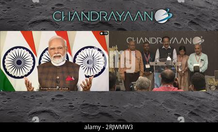 Bengaluru, India. 23 agosto 2023. Il primo ministro indiano Narendra modi si congratula con l'Indian Space Research Organisation (ISRO) per il successo dell'atterraggio lunare della navicella spaziale Chandrayaan-3 sul polo sud della Luna mercoledì 23 agosto 2023. L'evento è stato trasmesso in diretta streaming dalla struttura Telemetry, Tracking and Command Network (TMCC) di ISRO a Bengaluru, in India. Foto di Indian Space Research Organization (ISRO)/ credito: UPI/Alamy Live News Foto Stock