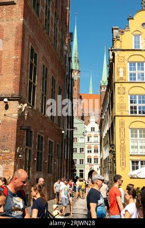 Danzica, Polonia, Chiesa di San Marco Danzica Vista sulla Basilica di Santa Maria e via Kramarska nella città vecchia di Danzica, Polonia, Europa, UE Foto Stock