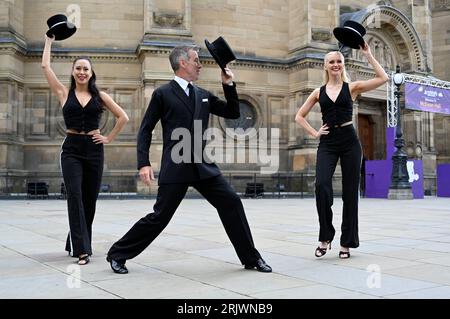 Edimburgo, Scozia, Regno Unito. 23 agosto 2023. Edinburgh Fringe Festival: Anton Du Beke e i suoi ballerini (in costume) celebrano l'arrivo di Anton alla McEwan Hall per la sua prima esecuzione all'Edinburgh Fringe dal 23 al 28 agosto nel suo spettacolo An Afternoon with Anton Du Beke and Friends. In mostra al ventre, McEwan Hall, Bristo Square. Didascalia creata in parte dal comunicato stampa ufficiale. Credit Craig Brown/Alamy Live News Foto Stock