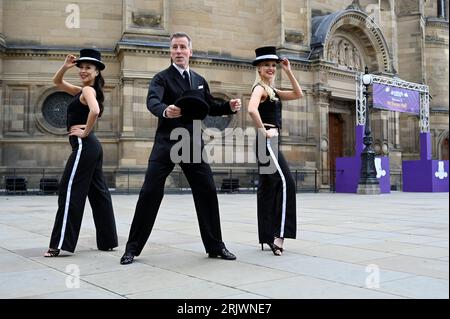 Edimburgo, Scozia, Regno Unito. 23 agosto 2023. Edinburgh Fringe Festival: Anton Du Beke e i suoi ballerini (in costume) celebrano l'arrivo di Anton alla McEwan Hall per la sua prima esecuzione all'Edinburgh Fringe dal 23 al 28 agosto nel suo spettacolo An Afternoon with Anton Du Beke and Friends. In mostra al ventre, McEwan Hall, Bristo Square. Didascalia creata in parte dal comunicato stampa ufficiale. Credit Craig Brown/Alamy Live News Foto Stock