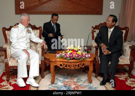 Bildnummer: 52046475 Datum: 21.08.2007 Copyright: imago/Xinhua Tea Banh (re., CAM/Verteidigungsminister) während eines Treffens mit Admiral Timothy J. Keating (li., USA/Befehlshaber des US-Pazifikkommandos PACOM) in Phnom Penh PUBLICATIONxTxINxCHN , Personen; 2007, Phnom, Penh, Politiker, Politiker, Navy, United States Pacific Command , Pressetermin; , quer, Kbdig, Gruppenbild, Internationale Politik, Politik, Kambodscha, Randbild, gente, Marine, Militaer, Staat Foto Stock