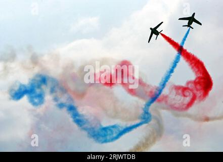 Bildnummer: 52064407 Datum: 23.08.2007 Copyright: imago/Xinhua Flugzeuge der französischen - Patrouille de France - während einer Flugeinlage anlässlich der 8. - Russia International Aviation and Space Exhibition - Schukowski bei Moskau - PUBLICATIONxNOTxINxCHN, Objekte; 2007, Schukowski, Flugzeug, Militärflugzeug, Militärflugzeuge, Kampfflugzeug, Kampfflugzeuge, Luftfahrtmesse, Luftfahrtausstellung, Airshow, Air Show, Messen, MAKS, Rauch, Kunstflieger, Kunstflug,; , quer, Kbdig, totale, Russland, Militaer, Staat, o0 Flugshow Foto Stock