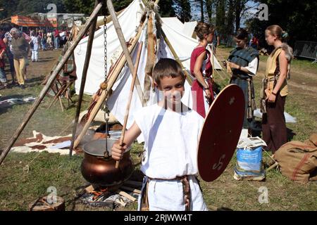 Bildnummer: 52073193 Datum: 02.09.2007 Copyright: imago/Xinhua Keltisches Lager mit Kind und Kegel anlässlich des Vully Celtic Festivals a Mont Vully - PUBLICATIONxNOTxINxCHN , Personen; 2007, Mont Vully, Kelte, Kelten, Keltin, keltisch, tipo, Junge, Kostüm, Kostüme, Kessel, Topf, Töpfe, kochen, historisch, historische, Festivals; , quer, Kbdig, Gruppenbild, Schweiz, Foto Stock