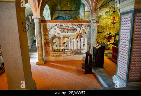 Monastero di Santa caterina del sasso al coperto, sul Lago maggiore, Italia Foto Stock