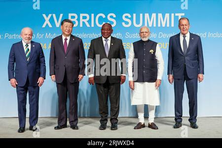 Johannesburg, Sudafrica. 23 agosto 2023. Da sinistra a destra: Il presidente brasiliano Luiz Inacio Lula da Silva, il presidente cinese Xi Jinping, il presidente sudafricano Cyril Ramaphosa, il primo ministro indiano Narendra modi e il ministro degli Esteri russo Sergey Lavrov posano per la foto di gruppo al 15° vertice BRICS, il 23 agosto 2023 a Johannesburg, Sudafrica. Credito: Ufficio dei primi ministri/Ufficio informazioni stampa/Alamy Live News Foto Stock