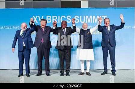 Johannesburg, Sudafrica. 23 agosto 2023. Da sinistra a destra: Il presidente brasiliano Luiz Inacio Lula da Silva, il presidente cinese Xi Jinping, il presidente sudafricano Cyril Ramaphosa, il primo ministro indiano Narendra modi e il ministro degli Esteri russo Sergey Lavrov posano per la foto di gruppo al 15° vertice BRICS, il 23 agosto 2023 a Johannesburg, Sudafrica. Credito: Ufficio dei primi ministri/Ufficio informazioni stampa/Alamy Live News Foto Stock