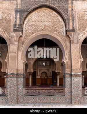 FES, Marocco - 5 aprile 2023 - tradizionale facciata orientale presso il cortile della madrasa Bou Inaniya nella medina di FES, Marocco Foto Stock