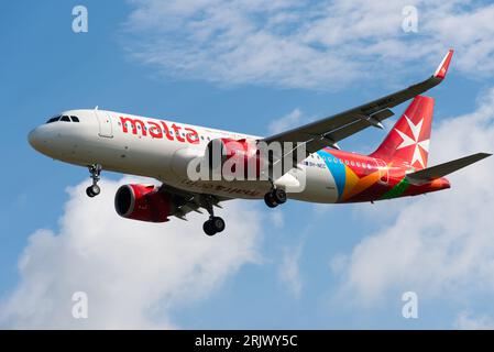 Air Malta Airbus A320-251N aereo di linea 9H-NEC nelle finali per atterrare all'aeroporto di Londra Heathrow, Regno Unito. Airmalta A320NEO, neo greco per "nuovo" Foto Stock