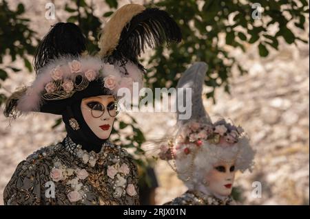 Voire, alta Savoia, Francia - 20 agosto 2023: Carnevale veneziano. Due donne che indossano costumi da carnevale e maschera veneziana. Foto Stock