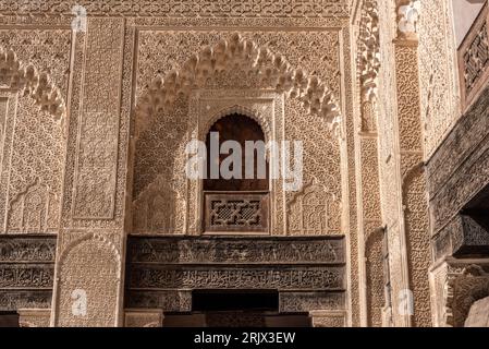 FES, Marocco - 5 aprile 2023 - tradizionale facciata orientale presso il cortile della madrasa Bou Inaniya nella medina di FES, Marocco Foto Stock