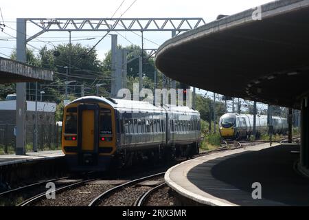 Northern Trains esprimono i treni sprinter diesel multiunità e i treni elettrici Avanti West Coast pendolino a Carnforth il 23 agosto 2023. Foto Stock