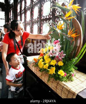 Bildnummer: 52147913 Datum: 02.10.2007 Copyright: imago/Xinhua Mutter mit Sohn vor einem Ikebana Blumengesteck im Lionforest Garten in Suzhou - PUBLICATIONxNOTxINxCHN, Personen; 2007, Suzhou, Jiangsu, Tradition, Blume, Blumen, Löwenwald, Gesteck, Gestecke , Blumengesteck, Blumengestecke, japanisch, japanische, japanisches, Blumensteckkunst, Frau, Kind, Kinder, Familie, jung, junge, jungen,; , hoch, Kbdig, Gruppenbild, Kunsthandwerk, Kunst, Cina, Foto Stock
