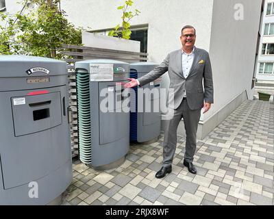 Stoccolma, Svezia. 21 agosto 2023. Joakim Karlsson, CEO e presidente dell'innovativa società svedese di raccolta dei rifiuti Envac AB, spiega il sistema di raccolta dei rifiuti dell'azienda a Stoccolma, in Svezia, il 21 agosto 2023. La collaborazione con la Cina per lo sviluppo di città intelligenti e sostenibili merita un impegno a lungo termine, il CEO (Chief Executive Officer) e il presidente dell'innovativa società svedese di raccolta dei rifiuti Envac AB ha dichiarato a Xinhua in una recente intervista esclusiva. Credito: He Miao/Xinhua/Alamy Live News Foto Stock