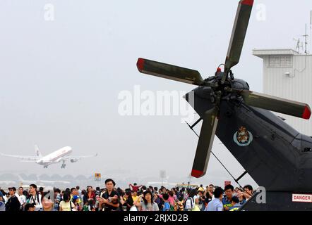 Bildnummer: 52235880 Datum: 18.11.2007 Copyright: imago/Xinhua Tag der Offenen Tür beim Government Flying Service (GFS) a Hong Kong PUBLICATIONxNOTxINxCHN, Landschaft , Personen , premiumd; 2007, Hong Kong, Flughafen, Flughäfen, Zuschauer, Teilnehmer, Besucher; , quer, Kbdig, totale, Cina, Luftfahrt, Verkehr Foto Stock