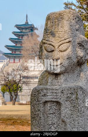 Scultura in pietra Muninseok o guardiani delle tombe di fronte alla pagoda a cinque piani presso il Museo Nazionale di Seul, Corea del Sud Foto Stock