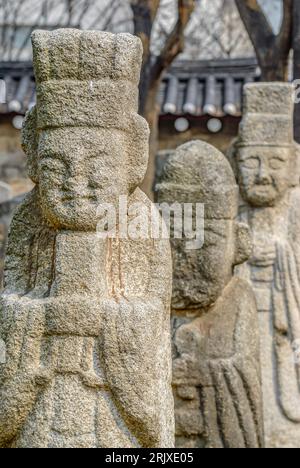 Sculture Muninseok o guardiani delle tombe in fila al Museo Nazionale di Seul, Corea del Sud Foto Stock