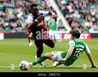 Lewis Stevenson dell'Hibernian (a destra) fa cadere Moussa Diaby dell'Aston Villa per un calcio di rigore durante la prima tappa della partita di play-off della UEFA Europa Conference League a Easter Road, Edimburgo. Data foto: Mercoledì 23 agosto 2023. Foto Stock