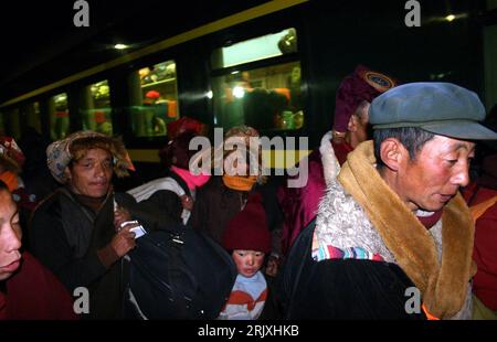 Bildnummer: 52294686 Datum: 15.12.2007 Copyright: imago/Xinhua Tibetische Hirten auf dem Weg zur Arbeit a Xining in der Provinz Qinghai PUBLICATIONxNOTxINxCHN, Personen; 2007, Cina, Asien, Hirte, Hirten, Pendler, Zug, Züge, , , , , , Nacht, Einheimische, Einheimischer; , quer, Kbdig, Gruppenbild, Landwirtschaft, Wirtschaft, Bahn, Verkehr, Gesellschaft Foto Stock