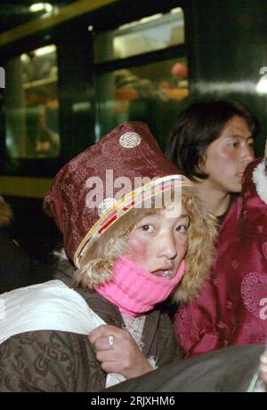 Bildnummer: 52294692 Datum: 15.12.2007 Copyright: imago/Xinhua Tibetische Hirten auf dem Weg zur Arbeit a Xining in der Provinz Qinghai PUBLICATIONxNOTxINxCHN, Personen; 2007, Cina, Asien, Hirte, Hirten, Pendler, Zug, Züge, , , , , , Nacht, Einheimische, Einheimischer, Frau; , hoch, Kbdig, Gruppenbild, Landwirtschaft, Wirtschaft, , Bahn, Verkehr, Gesellschaft Foto Stock