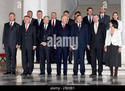 Bildnummer: 52304650 Datum: 21.12.2007 Copyright: imago/Xinhua König Albert II Von Belgien (vorn Mitte) und Premierminister Guy Verhofstadt (vorn 3. v. re., Belgien) mit Mitgliedern der Übergangsregierung in Brüssel PUBLICATIONxNOTxINxCHN, Personen , highlight , premiumd; 2007, Brüssel, Übergangsregierung, Politiker, Politik, Adel; , quer, Kbdig, Gruppenbild, gente, Europa, Randbild Foto Stock