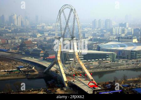 Bildnummer: 52308522 Datum: 18.12.2007 Copyright: imago/Xinhua Baustelle des Riesenrades - Tianjin Eye - in Tianjin PUBLICATIONxNOTxINxCHN, Landschaft , Objekte , Personen; 2007, Tianjin, Riesenrad, Riesenräder, Fahrgeschäft, Bau, Baustelle, Baustellen, Bauarbeit, Bauarbeiten; quer, Kbdig, totale, Baugewerbe, Wirtschaft, Stadtlandschaft totale, Vogelperspektive, Perspektive, , o0 Cina, Asien Bildnummer 52308522 Data 18 12 2007 Copyright Imago XINHUA Bulding Site The Giant Wheel Tianjin Eye in Tianjin PUBLICATIONxNOTxINxCHN Landscape Objects People 2007 Tianjin Ferris Wheel Giant Wheel Foto Stock