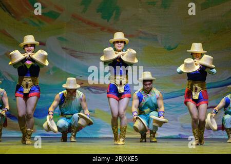 Crobati e ballerini si esibiscono durante la presentazione del "grande Circo Acrobatico della Cina", all'EDP Gran Vía Theater, il 23 agosto 2023, a Madr Foto Stock