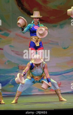 Crobati e ballerini si esibiscono durante la presentazione del "grande Circo Acrobatico della Cina", all'EDP Gran Vía Theater, il 23 agosto 2023, a Madr Foto Stock