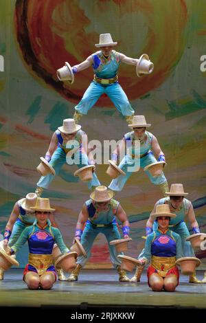Crobati e ballerini si esibiscono durante la presentazione del "grande Circo Acrobatico della Cina", all'EDP Gran Vía Theater, il 23 agosto 2023, a Madr Foto Stock