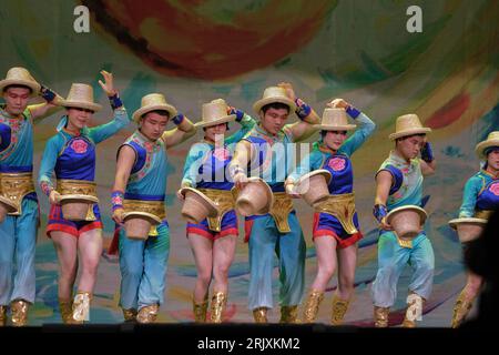 Crobati e ballerini si esibiscono durante la presentazione del "grande Circo Acrobatico della Cina", all'EDP Gran Vía Theater, il 23 agosto 2023, a Madr Foto Stock