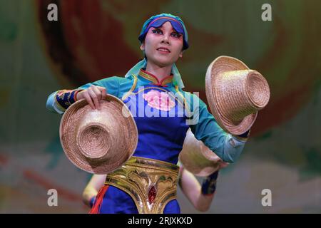 Crobati e ballerini si esibiscono durante la presentazione del "grande Circo Acrobatico della Cina", all'EDP Gran Vía Theater, il 23 agosto 2023, a Madr Foto Stock