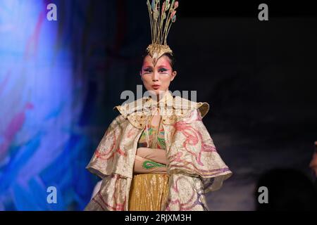 Crobati e ballerini si esibiscono durante la presentazione del "grande Circo Acrobatico della Cina", all'EDP Gran Vía Theater, il 23 agosto 2023, a Madr Foto Stock