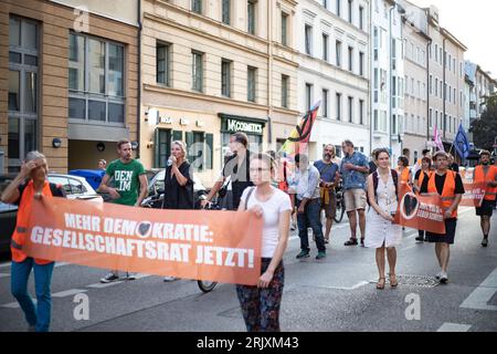Monaco, Germania. 23 agosto 2023. Il 23 agosto 2023, l'ultima generazione si è riunita a Monaco, in Germania, per manifestare per la protezione del clima. Il giorno dopo, la fase Bayern100 è destinata ad iniziare a Monaco. In questo modo, l'ultima generazione vuole fare di Monaco la roccaforte della protesta. L'ultima generazione chiede un limite di velocità di 100 km/h sulle autostrade, l'introduzione di un biglietto da nove euro e un consiglio della società del clima. (Foto di Alexander Pohl/Sipa USA) credito: SIPA USA/Alamy Live News Foto Stock