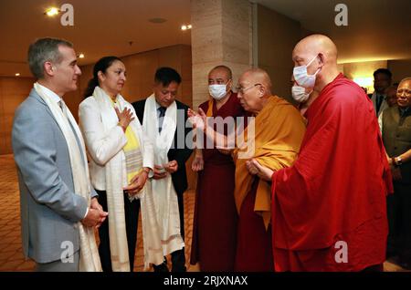 Nuova Delhi, India. 9 luglio 2023. Sua Santità il XIV Dalai Lama, a destra, parla con il Coordinatore speciale degli Stati Uniti per le questioni tibetane sotto il Segretario Uzra Zeya, 2a sinistra, e l'AMB degli Stati Uniti. Eric Garcetti, se n'è andato, prima di un incontro per discutere le questioni del Tibet, il 9 luglio 2023 a nuova Delhi, in India. Credito: Ambasciata degli Stati Uniti India/Dipartimento di Stato degli Stati Uniti/Alamy Live News Foto Stock