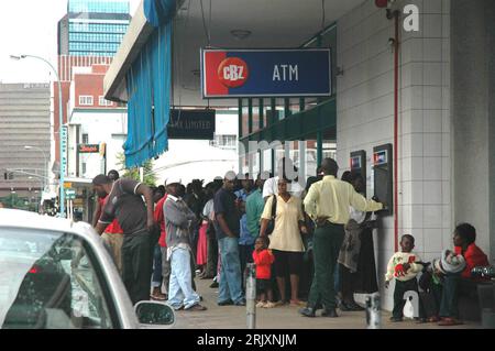 Bildnummer: 52322981 Datum: 26.12.2007 Copyright: imago/Xinhua Menschen vor einer Filiale der RBZ (Reserve Bank of Zimbabwe) in Harare, Simbabwe PUBLICATIONxNOTxINxCHN , Personen; 2007, Harare, Simbabwe, Finanzkrise, Finanzkrisen, Krise, Krisen, Mann, Einheimische, Einheimischer, Filialen; , quer, Kbdig, totale, Banken, Wirtschaft, Schriftzug, Logos, o0 ATM, warten, anstehen, Warteschlange Foto Stock