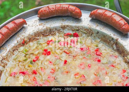 Salsicce al forno nel piatto tradizionale croato kotlovina. Foto Stock