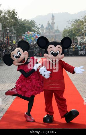Bildnummer: 52355360 Datum: 21.01.2008 Copyright: imago/Xinhua Micky und Minnie Maus im Disneyland Hong Kong PUBLICATIONxNOTxINxCHN, Personen; 2008, Hong Kong, mouse, Freizeitpark, Vergnügungspark, Figur, Figuren; , hoch, Kbdig, Gruppenbild, , Gesellschaft o0 China, Asien Foto Stock