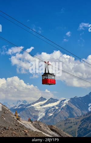 vecchia funivia rossa sullo sfondo delle montagne Foto Stock