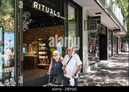 Madrid, Spagna. 2 agosto 2023. I pedoni camminano davanti al negozio olandese di cosmetici Rituals in Spagna. (Immagine di credito: © Xavi Lopez/SOPA Images via ZUMA Press Wire) SOLO PER USO EDITORIALE! Non per USO commerciale! Foto Stock