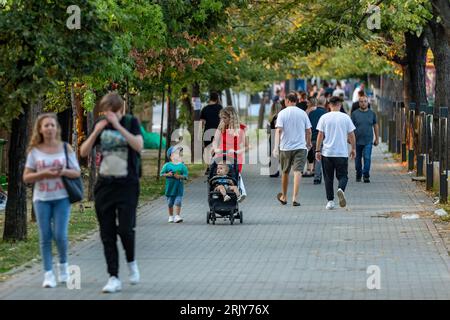Mentre l'estate si avvicina alla fine, la gente si gode le ultime settimane lungo il vivace mercato alimentare nel centro di Prishtina, la capitale del Kosovo, come catturato il mercoledì Foto Stock