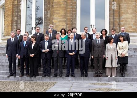 Bildnummer: 52465423 Datum: 20.03.2008 Copyright: imago/Xinhua König Albert II Von Belgien (vorne 4.v.re.) und Premierminister Yves Leterme (3.v.re., Belgien) mit dem neu vereidigten Kabinett in Brüssel - PUBLICATIONxNOTxINxCHN, Personen; premiumd, 2008, Brüssel, Adel, Politik, Politiker, Amtseinführung, Regierung, ministro, Pressetermin; , quer, Kbdig, totale, Randbild, gente Foto Stock