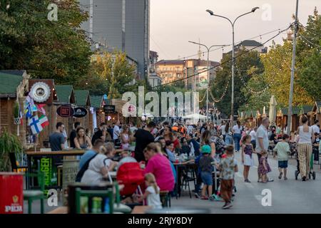 Mentre l'estate si avvicina alla fine, la gente si gode le ultime settimane lungo il vivace mercato alimentare nel centro di Prishtina, la capitale del Kosovo, come catturato il mercoledì Foto Stock