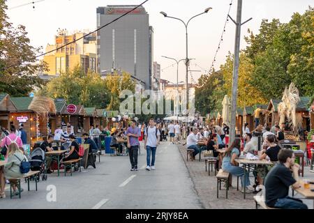 Mentre l'estate si avvicina alla fine, la gente si gode le ultime settimane lungo il vivace mercato alimentare nel centro di Prishtina, la capitale del Kosovo, come catturato il mercoledì Foto Stock