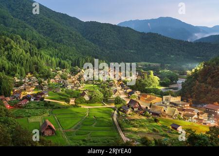 Shirakawa Village, Japan from Ogimachi at twilight. Foto Stock