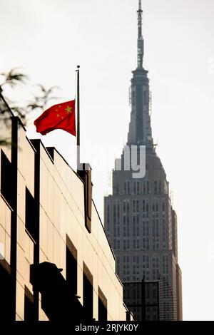 Bildnummer: 52545252 Datum: 19.05.2008 Copyright: imago/Xinhua Chinesische Nationalflagge der Chinesischen un-Vertretung in New York auf Halbmast anlässlich der für Staatstrauer dreitägigen die Opfer des Erdbebens in Sichuan - PUBLICATIONxNOTxINxCHN, Gebäude, außen, Außenansicht,,,,, Objekte; 2008, New York, Cina, Erdbeben, Erdbebenopfer, Trauer, Gedenken, , bandiera, uno, Empire State Building; , hoch, Kbdig, totale, , Gesellschaft, Asien Bildnummer 52545252 Data 19 05 2008 Copyright Imago XINHUA bandiera nazionale cinese la rappresentanza cinese delle Nazioni Unite a New York a mezz'asta durante le tre sta Foto Stock